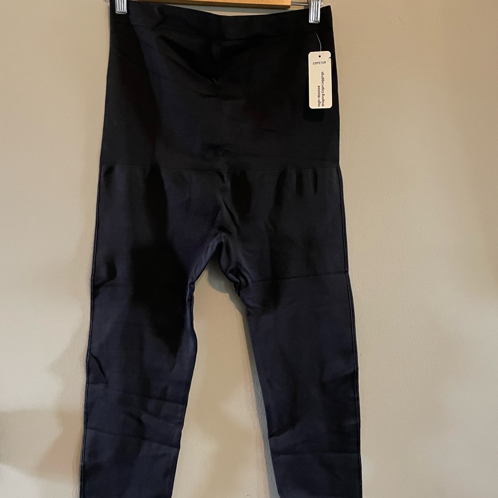 Women’s black high waist shaping capri leggings. Size XXL